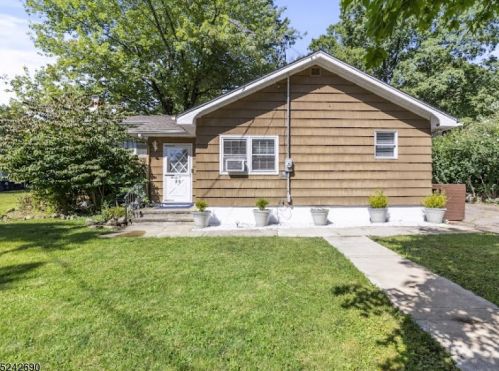 25 Ashbrook Ln, West Milford Lakes, NJ 07480-3703
