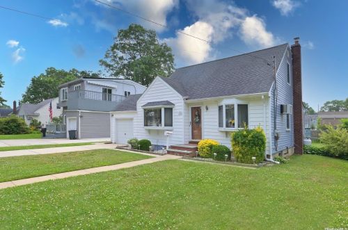 185 Deauville Blvd, Copiague, NY 11726-3525