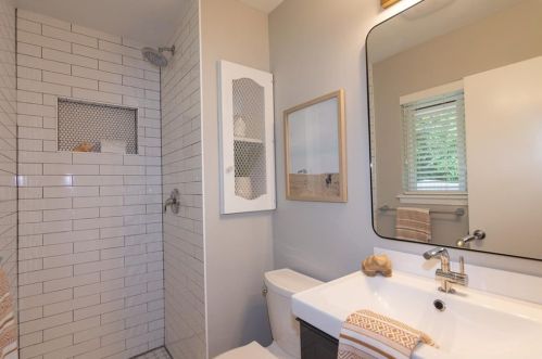 8016 Briarwood Ln, Austin TX 78757-6929 exterior