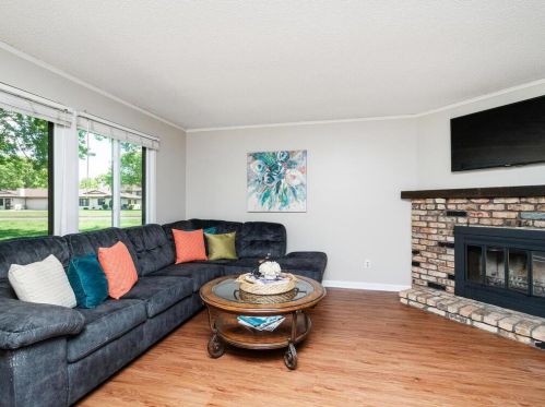 8677 Maplebrook Pkwy, Minneapolis, MN 55445-1943