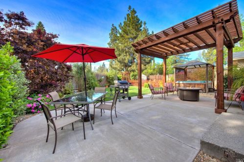 1000 Woodridge Dr, Vacaville CA  95687-6440 exterior