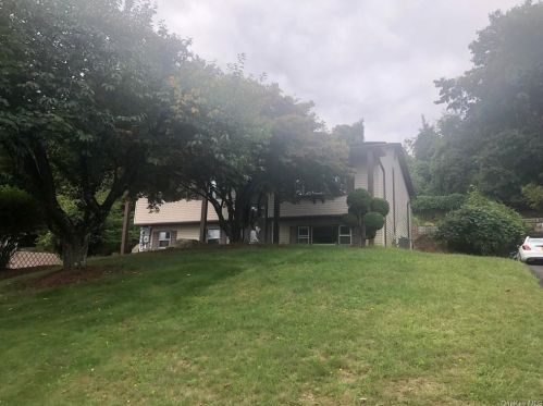 32 Lilburn Dr, Garnerville, NY 10923-1031
