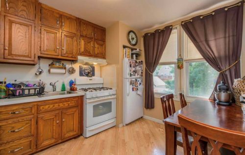 122 10th St, Bayonne, NJ 07002-1359