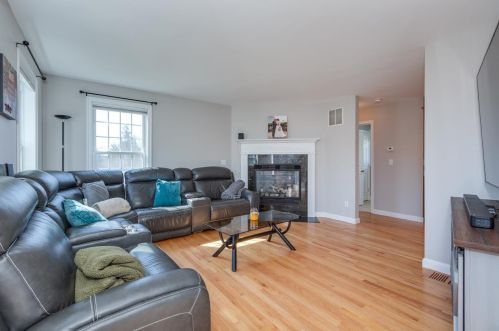 19 Waterford Dr, Sandown NH  03873-2078 exterior