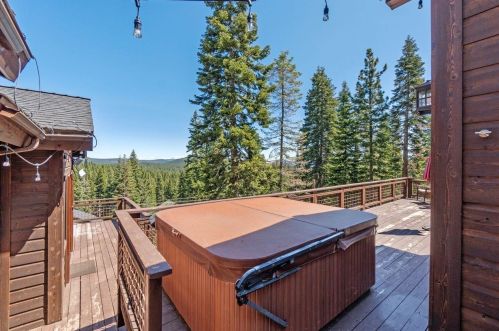 11298 Ski Slope Way, Truckee CA  96161-6603 exterior