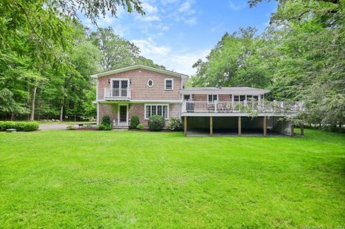 116 Woodbrook Dr, Stamford, CT 06907-1033