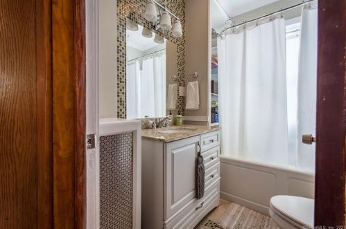 26 Wetherell St, Manchester CT  06040-6401 exterior