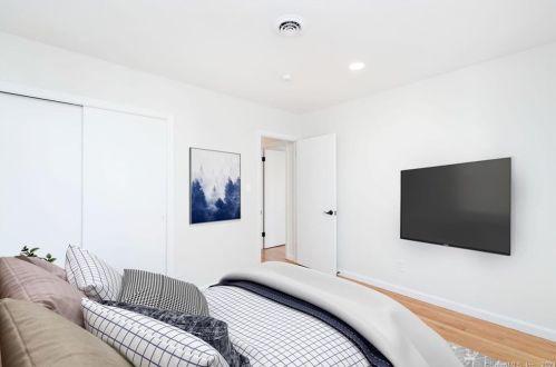 11 Bristol Rd, Windsor Locks CT  06096-2009 exterior