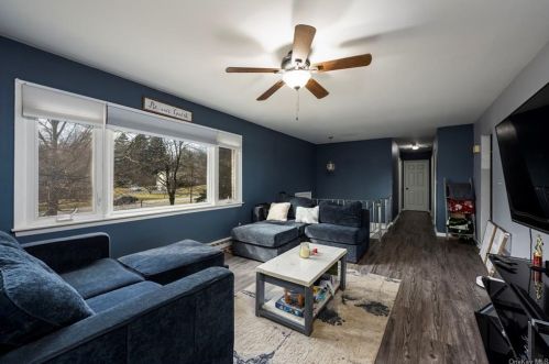 35 Montfort Rd, New Hamburg NY  12590-3520 exterior
