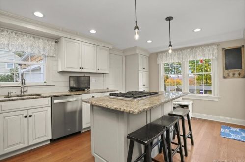 14 Placid St, Bridgeport, CT 06611-2417