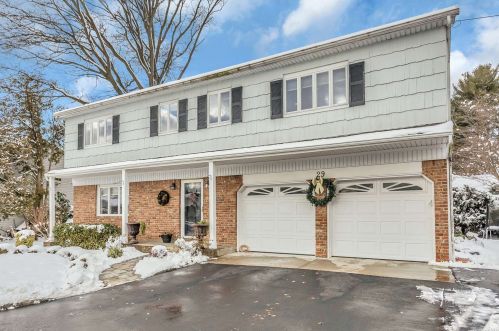 29 Rini Rd, Muttontown, NY 11545-2410