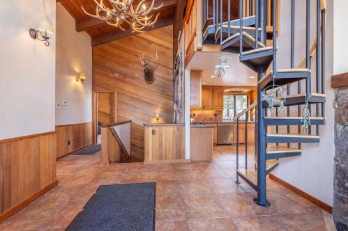 195 Basque Dr, Truckee, CA 96161-3909