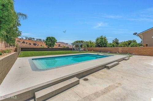 5226 Edgeware Dr, Calabasas CA  91301-2319 exterior