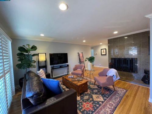 211 Emaron Dr, San Bruno, CA 94066-1612