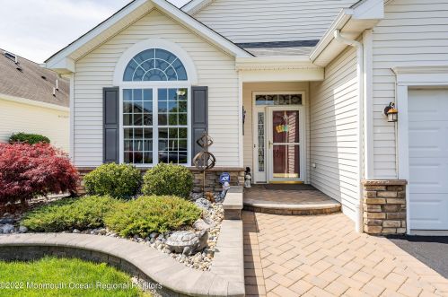 62 Eagle Ridge Cir, Lakewood, NJ 08701-5825