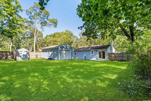 6 Longview Dr, East Quogue NY  11942-3622 exterior