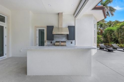 569 Neapolitan Way, Naples FL 34103-8568 exterior