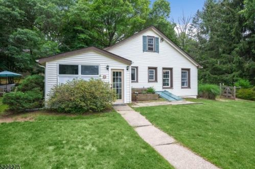 6 Pleasant Hill Rd, Dover, NJ 07869-3453