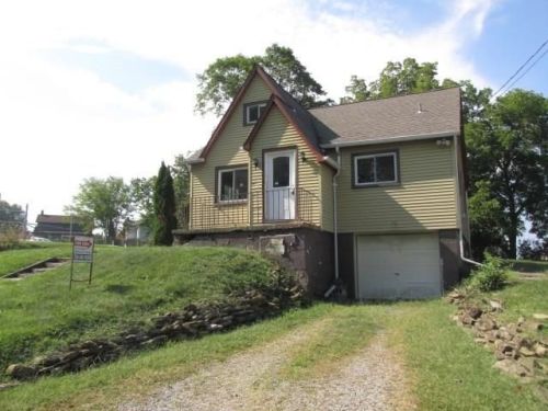 515 Hickory St, Jeannette, PA 15644-2828