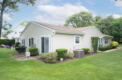204 Fairfield Dr, Holbrook, NY 11741-2888