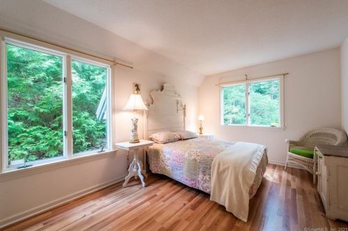 10 Baldwin Dr, Waterford CT  06385-2708 exterior