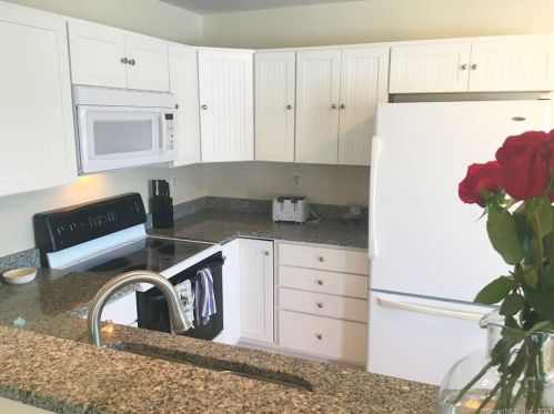 21 Atlantic Ave, Groton CT  06340-8802 exterior