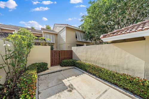 143 Old Meadow Way, West Palm Beach, FL 33418-3750