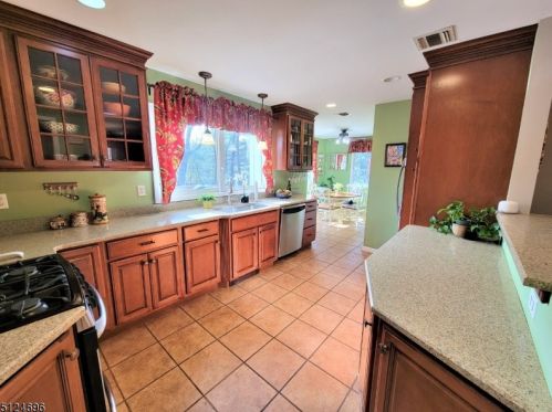 85 Long Hill Rd, Gillette NJ  07933-1410 exterior