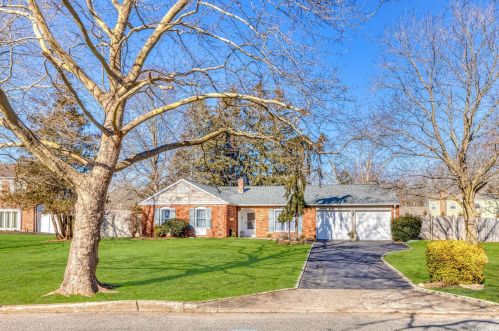 31 Barnsley Cres, Mount Sinai, NY 11766-2801