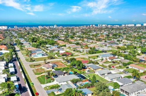 821 91 Ave, Naples FL 34108-2426 exterior