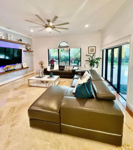 8625 169th Ter, Hialeah FL  33016-6158 exterior