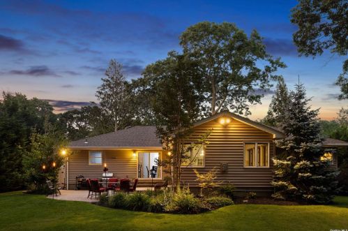 96 Vanderbilt Blvd, Oakdale NY  11769-2033 exterior