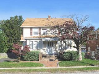 5 Maple St, East Hills, NY 11548-1113