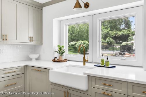 4 Constitution Dr, Leonardo NJ  07737-1808 exterior