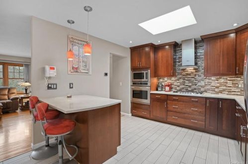 16 Vorndran Dr, New Hamburg NY  12590-4517 exterior