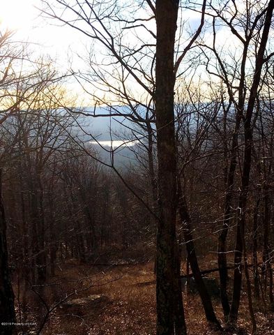 8 Turnberry Ln, Hazle Township, PA