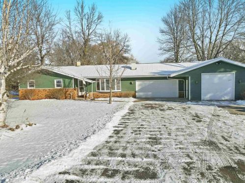 1457 Mailand Dr, Manitowoc WI  54220-9438 exterior
