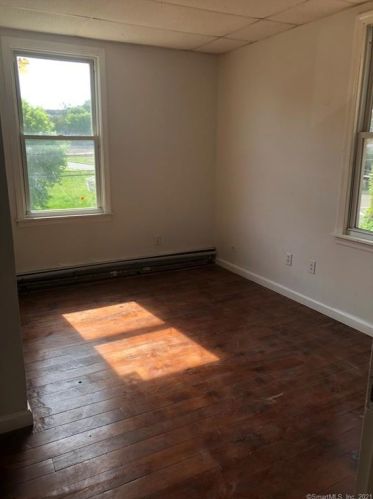 176 Gln St, New Britain CT 06051-2506 exterior