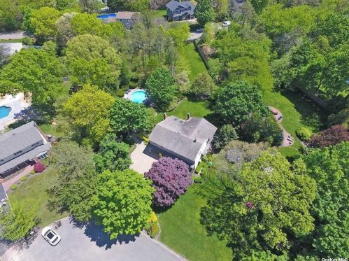 4 Chasso Ct, Huntington Station, NY 11746-6401