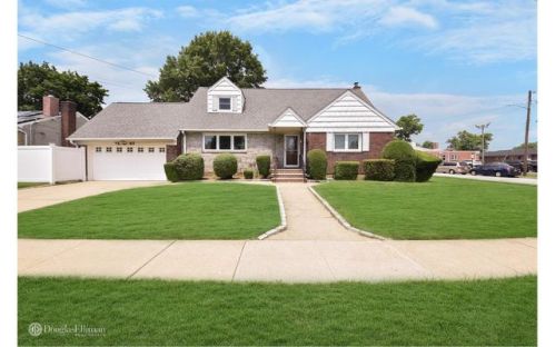 1841 Kent St, Westbury, NY 11590-5305
