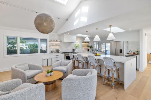 221 Martinique Ave, Tiburon CA  94920-1044 exterior