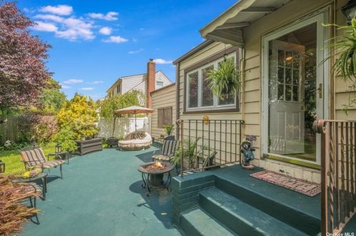 7 Parkview Cir, Bethpage NY  11714-2309 exterior