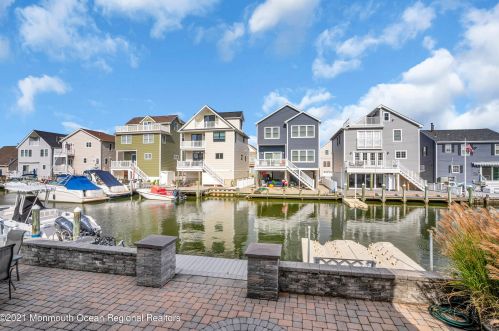 406 Eisenhower Ave, Pelican Island NJ  08751-1625 exterior