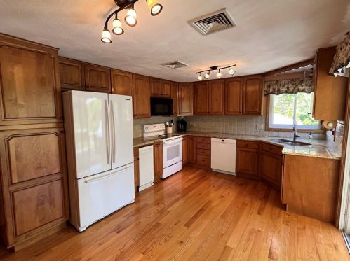 7 Hawthorne Rd, Coventry RI 02816-7630 exterior