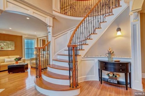 47 Hunters Run, Oakland NJ  07436-2346 exterior