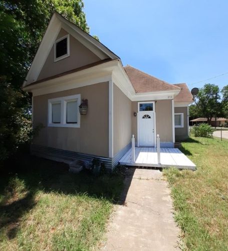 214 Wilson St, Cleburne TX  76033-3829 exterior