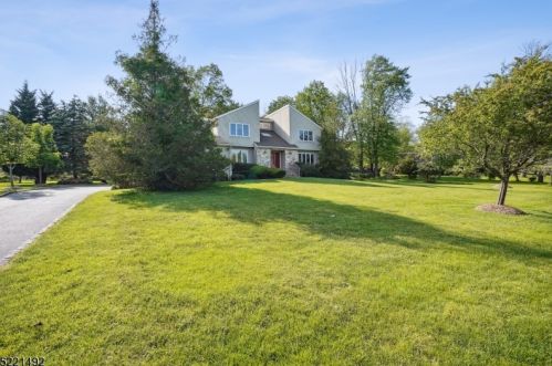 1095 Mayflower Ct, Martinsville NJ  08836-2326 exterior