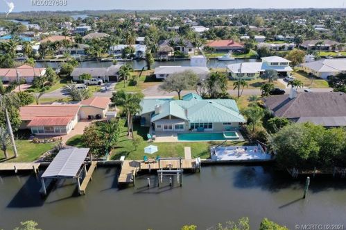 8435 Palm St, Hobe Sound, FL 33455-2926