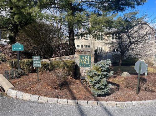 11 Boulevard Dr, Danbury CT  06810-2208 exterior