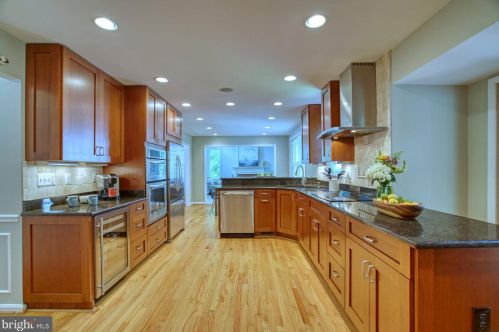 12175 Holly Knoll Cir, Great Falls, VA 22066-1228